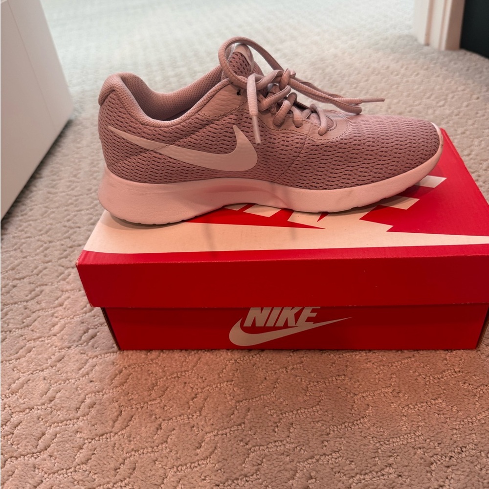 Nike Women's Athletic Shoe - Mauve Pink
